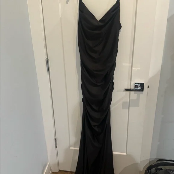 Elegant Black Evening Gown - Picture 1 of 2
